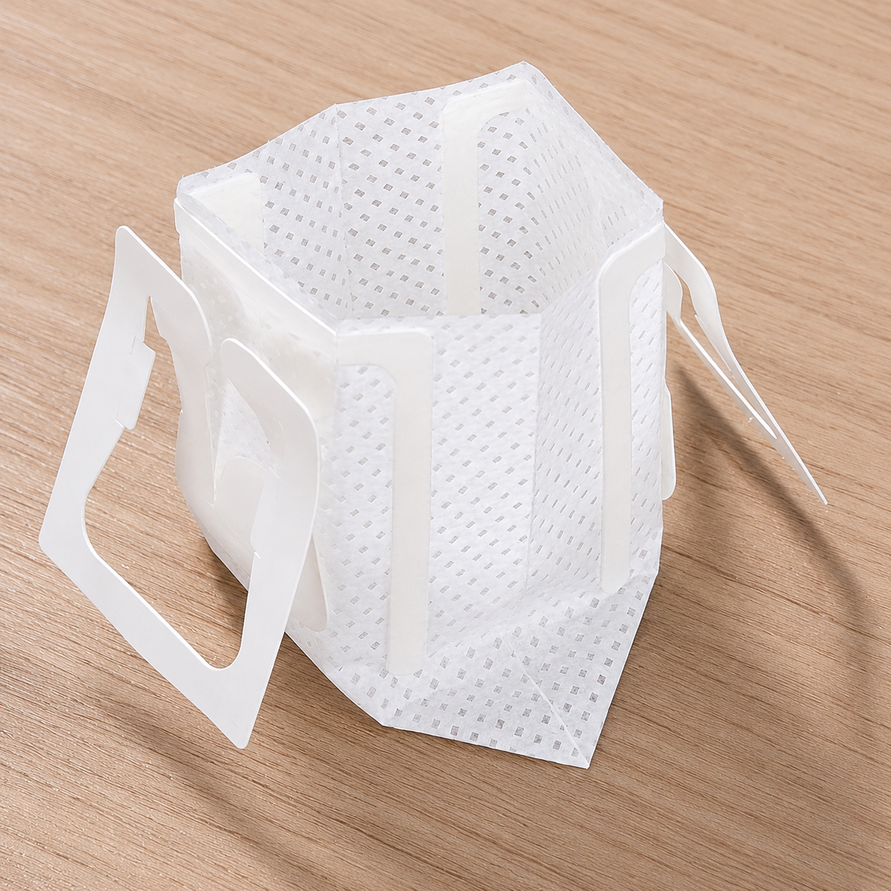 Bolsa filtro desechable abierta mostrando su interior y asas para preparar té hoja suelta Mahama