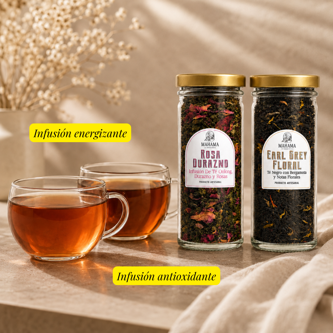 Dos tazas de infusión Mahama servidas junto a los frascos de Rosa Durazno y Earl Grey Floral