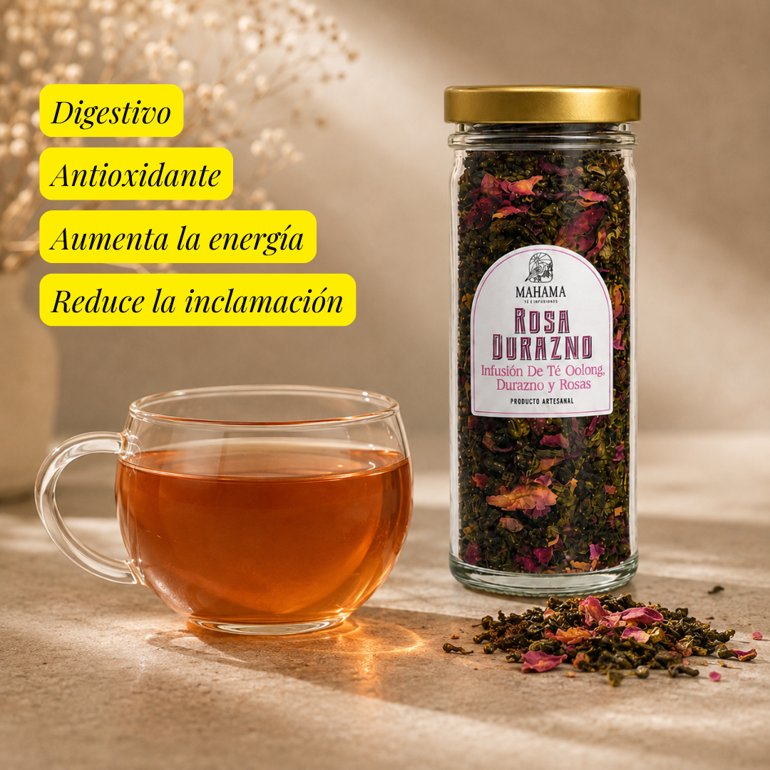 Frasco de Rosa Durazno Mahama servido en taza — infusión de té oolong, durazno y rosas